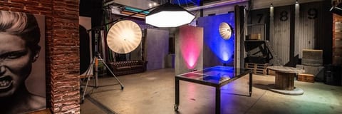 Film- & Fotostudio HÄLFTE mieten MIT Kulissen (bis 8 Pers.)