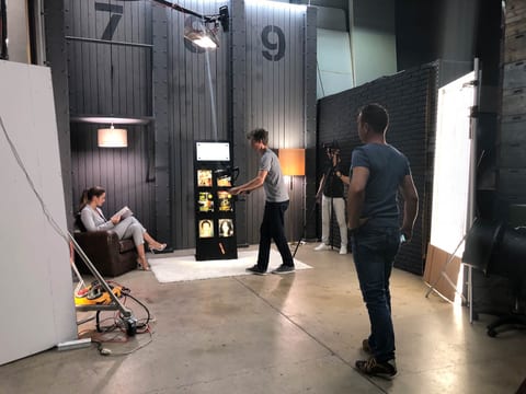 Film- & Fotostudio HÄLFTE mieten MIT Kulissen (bis 8 Pers.)