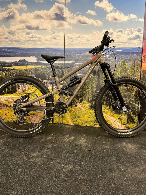 Commencal Clash 24" -alamäkipyörä lapsille