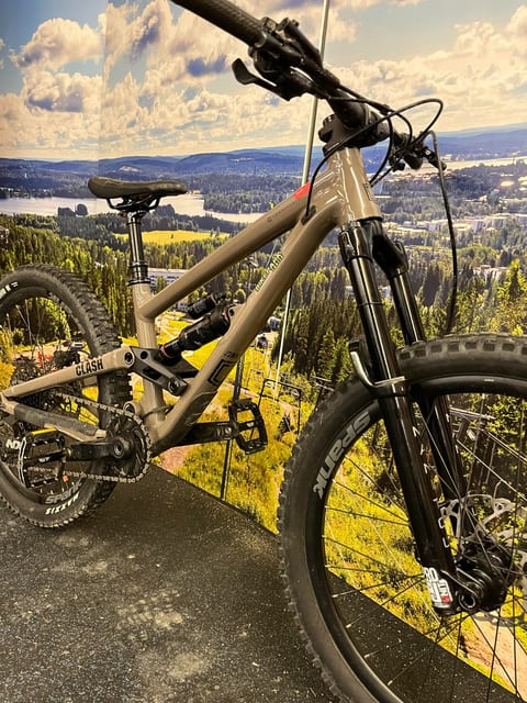 Commencal Clash 24" -alamäkipyörä lapsille