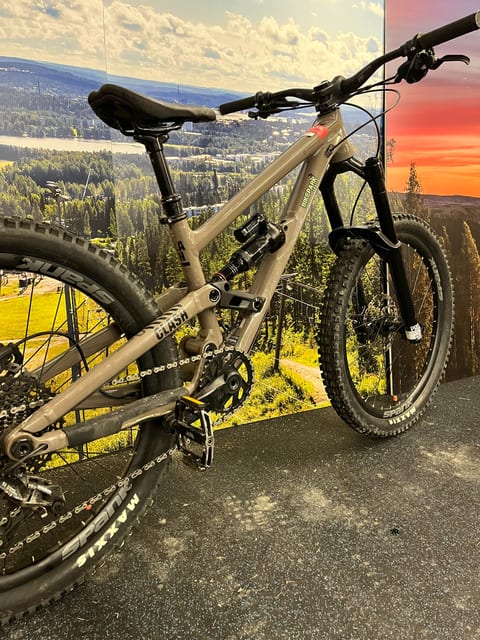 Commencal Clash 24" -alamäkipyörä lapsille